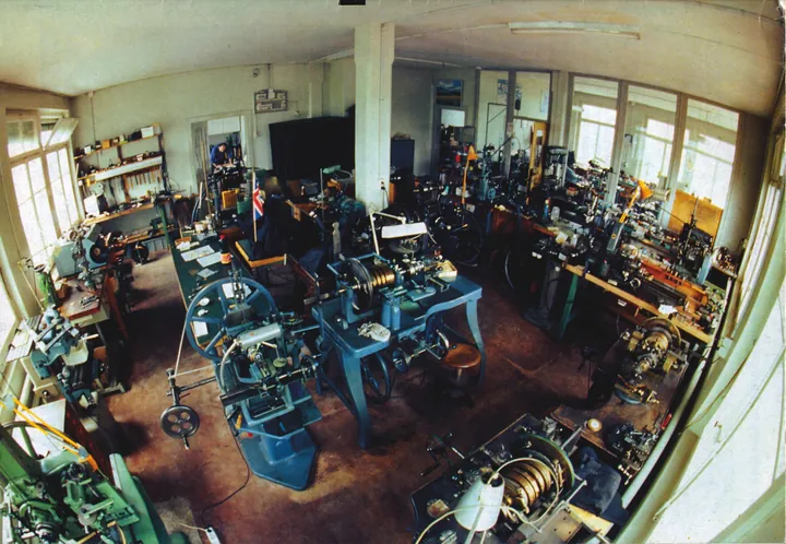 Banco e strumenti nel laboratorio dell’orologiaio Derek Pratt a Bellach, Svizzera